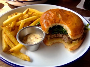 Honey B. Burger mit Zwiebeln und Baby-Spinat und Pommes