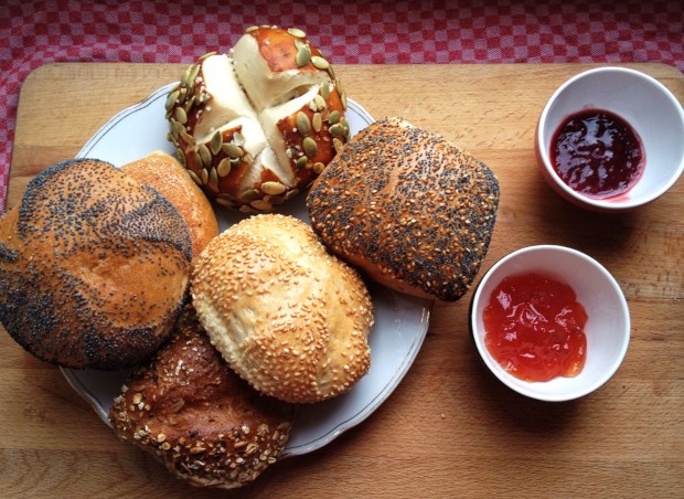 Frische Brötchen aus der Bäckerei Wiedenroth in Ottensen und Marmelade