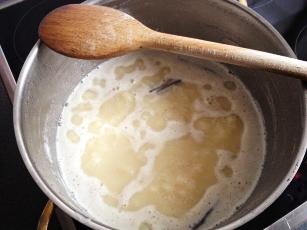 Nach ungefähr einer Stunde wird die Milch dunkel