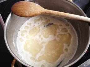 Nach ungefähr einer Stunde verfärbt sich die Milch und beginnt einzudicken.