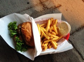 Burger, Pommes und Mayonnaise in einem Korb
