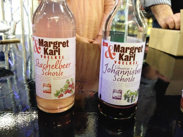 Zwei Flaschen der Firma Voelkel