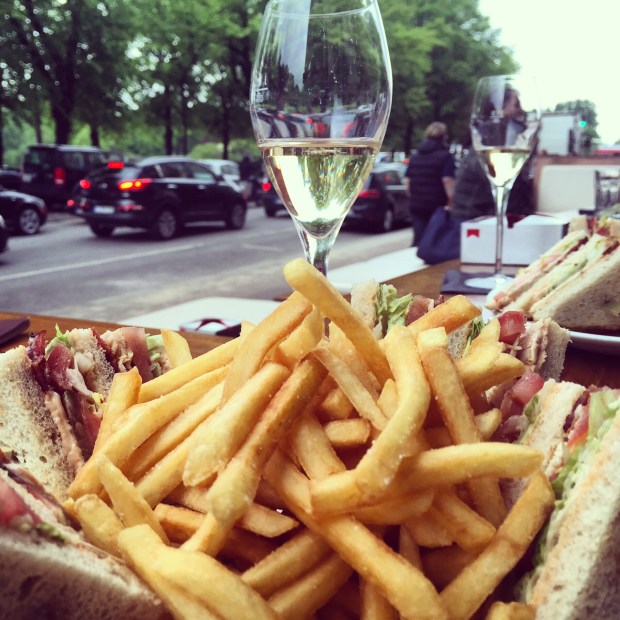 Clubsandwich mit Champagner an der Binnenalster