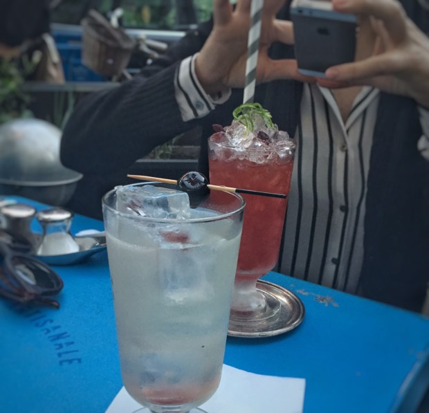 Vorn im Bild: French 75 und Cherry Swizzle, hinten im Bild: Social Media Expertin im Resto