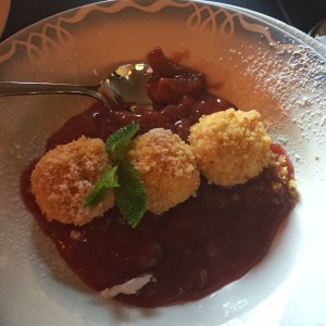 Topfenknödel mit Rhabarberkompott. Köstlich!