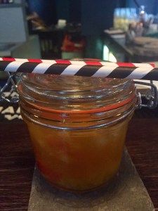 Ein Cocktail im Weckglas, dazu zwei Strohhalme aus Pappe. Hübsch, aber unpraktisch.