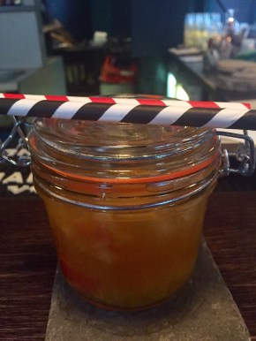 Ein Cocktail im Weckglas, dazu zwei Strohhalme aus Pappe. Hübsch, aber unpraktisch.