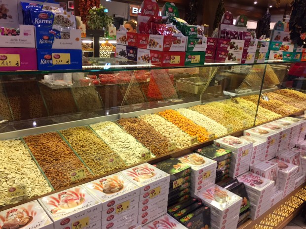 Nüssschen, getrocknete Früchte und turkish delights gibt es nun im Mercado anstelle von frischem Obst und Gemüse.